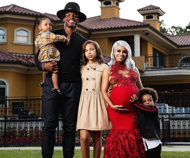 Cam Newton with his Family | Source: Puzzups.com