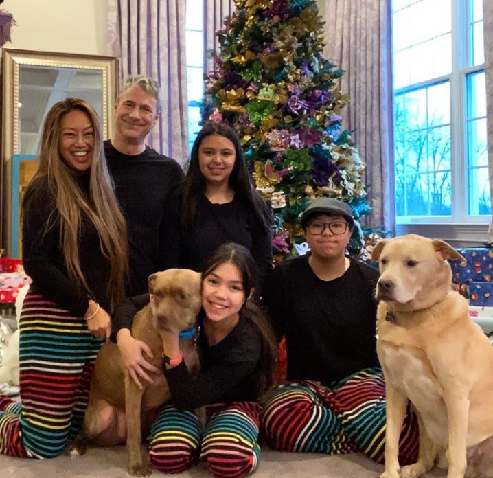 Mally Roncal with her husband, children, and pet | Source: Instagram